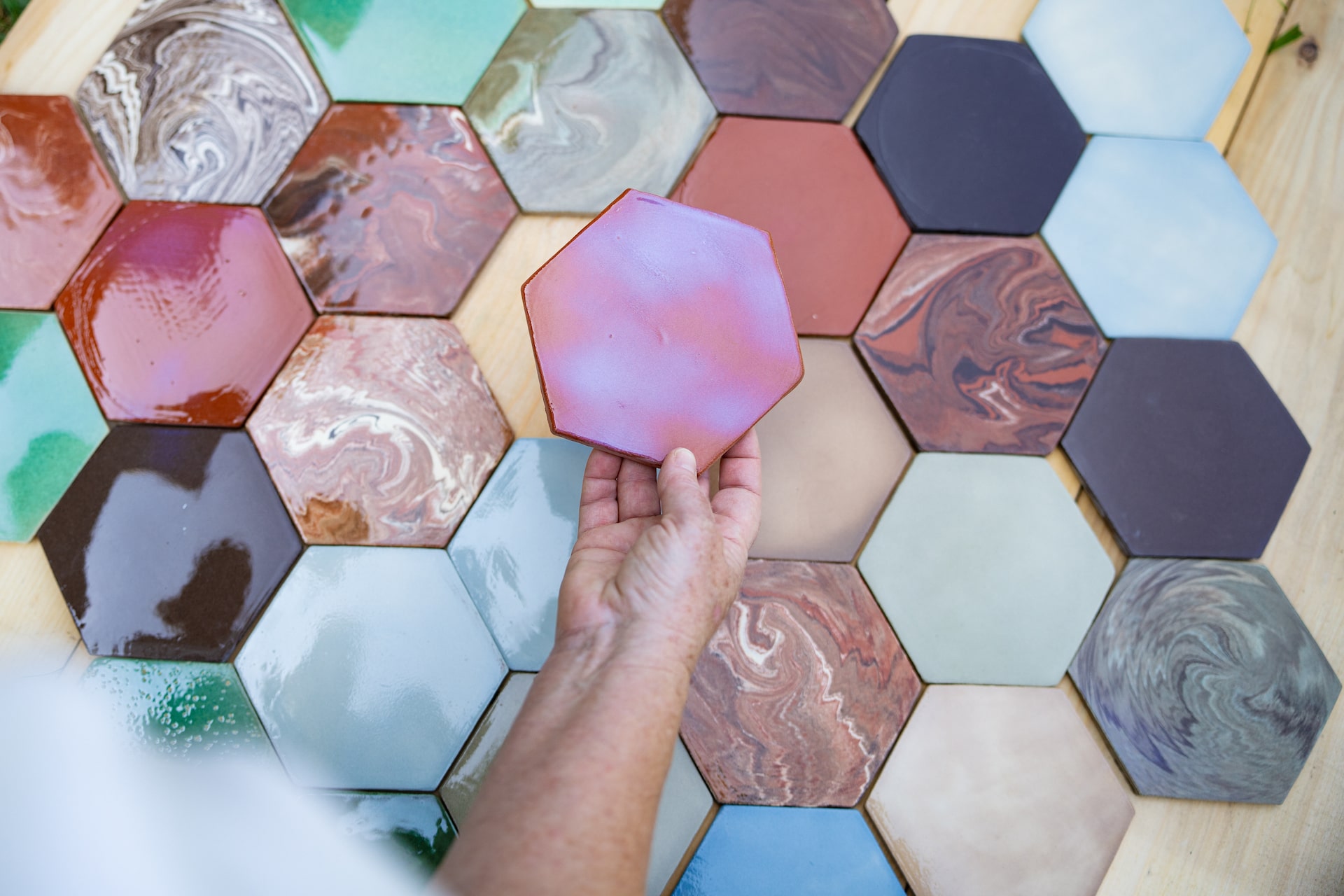 Unterschiedliche Kacheln mit denen jede Infrarotheizung aus Vorarlberg ein individuelles Unikat wird.